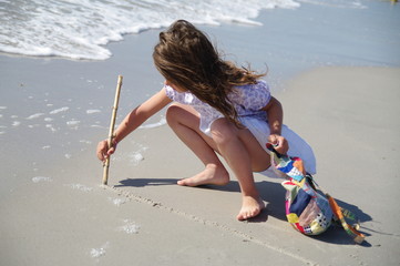 enfant jouant sur la plage