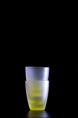 Bicchierini impilati sfondo nero