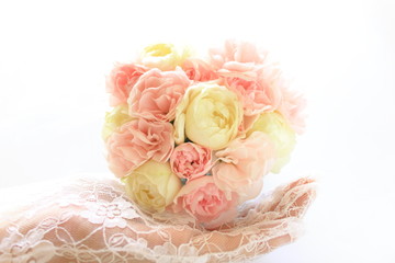 手にのせたハートの花