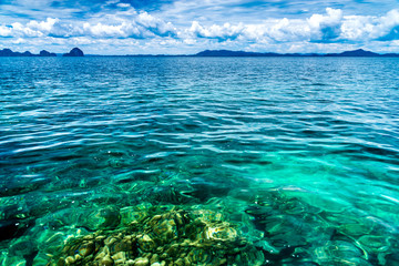Fototapeta na wymiar Krajobraz morza na Morzu Andamańskim w Tajlandii