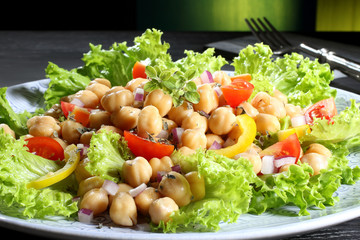 insalata colorata con ceci sfondo verde