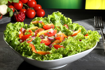 insalata colorata con mais sfondo verde