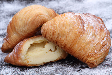 sfogliatelle con la ricotta di pasticceria