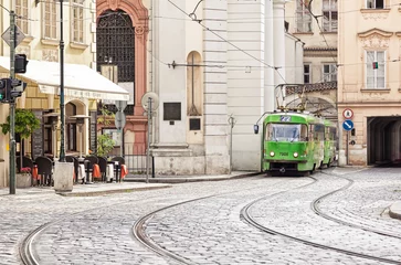 Türaufkleber Alte Straßenbahn auf den Straßen der Altstadt. © zavgsg