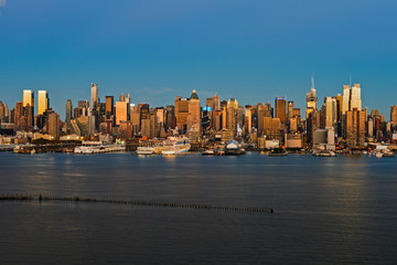Fototapeta na wymiar New York City midtown skyline at dusk over Hudson river