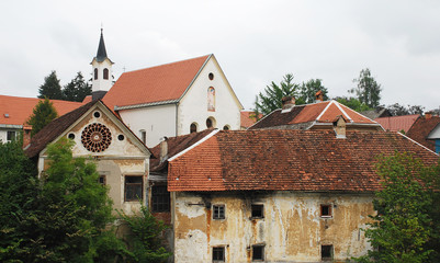 Fototapeta na wymiar Kapucynów Kościół i budynki pierwszoplanowe