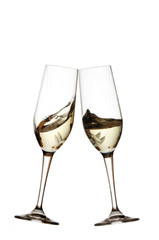 Bicchieri, brindisi vino bianco su sfondo bianco, cincin