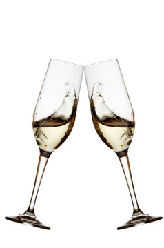 Bicchieri, brindisi vino bianco su sfondo bianco