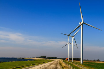 Windturbine auf dem Deich bei Herkingen, Südholland, Seeland