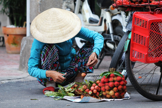 Vendeur ambulant au marché vietnamien