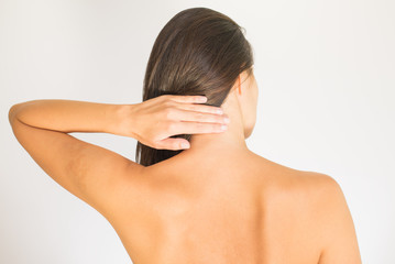 Frau mit Schmerzen im oberen Rücken und im Nacken