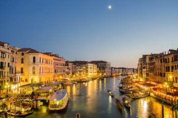 Fototapeta na wymiar Wenecja, Włochy - 30 czerwca: Widok z mostu Rialto w dniu 30 czerwca 201