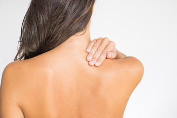 Frau mit Schmerzen im oberen Rücken und im Nacken