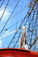 Obraz premium Masts and rope of sailing ship.