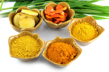 Turmeric roots and powder