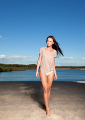 Hübsche Frau am Strand