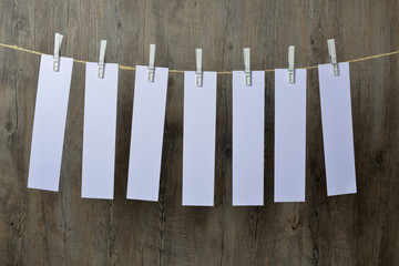 sept feuilles de papier suspendues