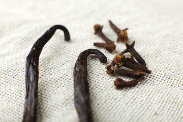 Spice cloves and vanilla.