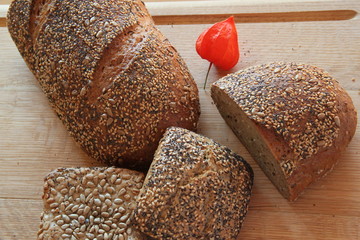 Weltmeisterbrot mit Brötchen auf Holzbrett