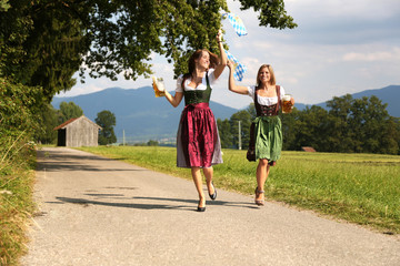 Frauen mit Bier und Tracht