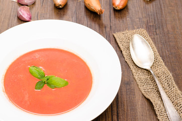 Tomatensuppe und Basilikum