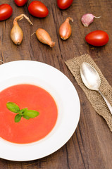 Rote Tomatensuppe im Hochformat