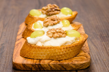 Bruschette mit Gorgonzola Käse