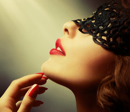 Fototapeta Piękna kobieta z czarną koronkową maską na oczach