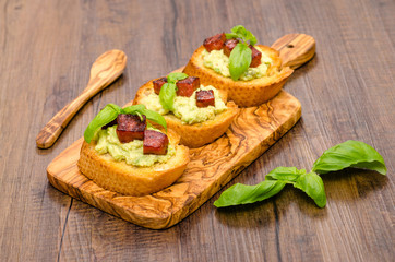 Geröstetes Weissbrot mit gebratener Chorizo Wurst