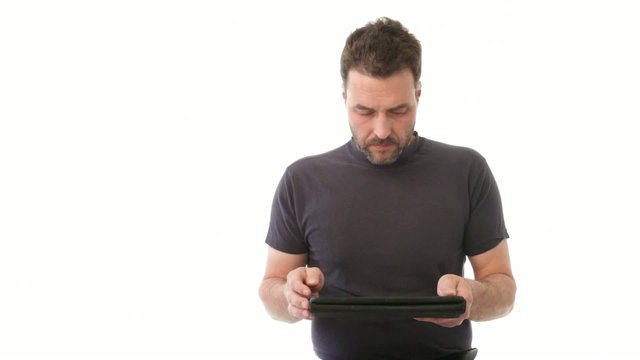 Mann benutzt Tablet Computer mit Gesten