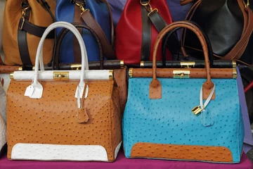 Zelfklevend Fotobehang ostrich leather  colorful handbags on Mercato di San Lorenzo © Malgorzata Kistryn