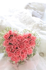 Fototapeta premium ハートのブーケとドレス