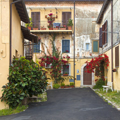 Fototapeta na wymiar Stary dziedziniec w Terracina, Włochy