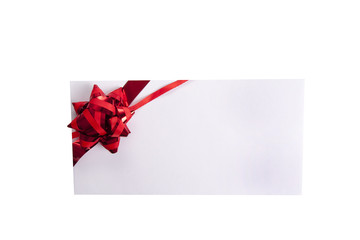 sobre en blanco con cinta de regalo