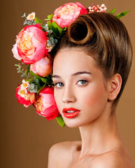 Naklejka premium fashion model with hairstyle and flowers in her hair.