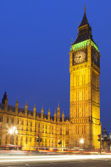 Fototapeta na wymiar Big Ben oświetlone w nocy, Londyn