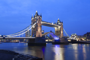 Fototapeta na wymiar Tower Bridge w nocy, Londyn.