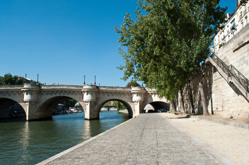 quai de Seine pont neuf à Paris