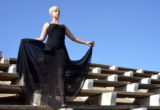 Frau im schwarzen Kleid im Stadion