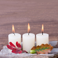Herbst Hintergrund  -  Dekoration mit Kerzen vor Holz