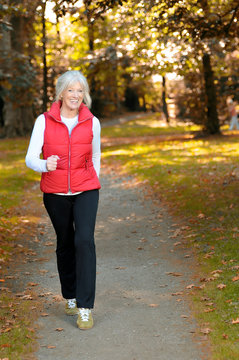 Sportliche Seniorin beim Walking