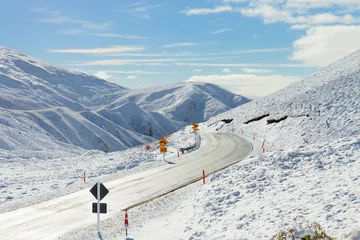Deurstickers Nieuw-Zeeland Road Through Snowy Mountains, South Island, New Zealand