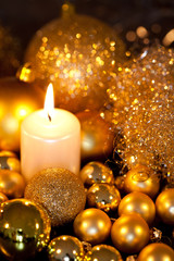 festliche goldene weihnachtsdekoration im kerzenlicht