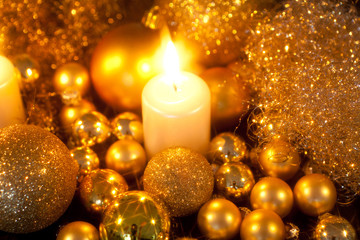 festliche goldene weihnachtsdekoration im kerzenlicht