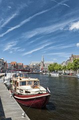 Fototapeta na wymiar Barcos en una canal en Haarlem, Holanda
