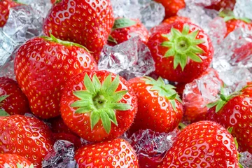 Foto op Plexiglas Verse rijpe aardbei met ijs. Fruit Achtergrond © Tim UR