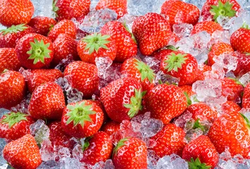 Foto op Plexiglas Verse rijpe aardbei met ijs. Fruit Achtergrond © Tim UR