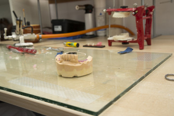 técnico dental trabajando