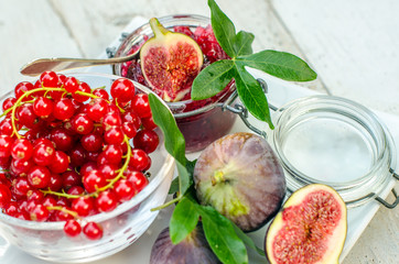 Frisch gekochte Feigen-Johannisbeer-Marmelade