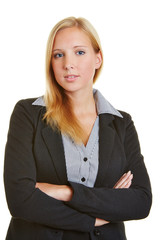 Blonde Geschäftsfrau mit verschränkten Armen